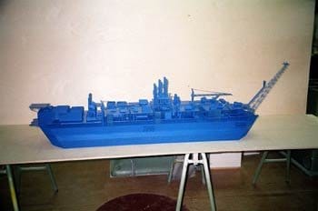 Stor blå skibsmodel udført af modelsnedker